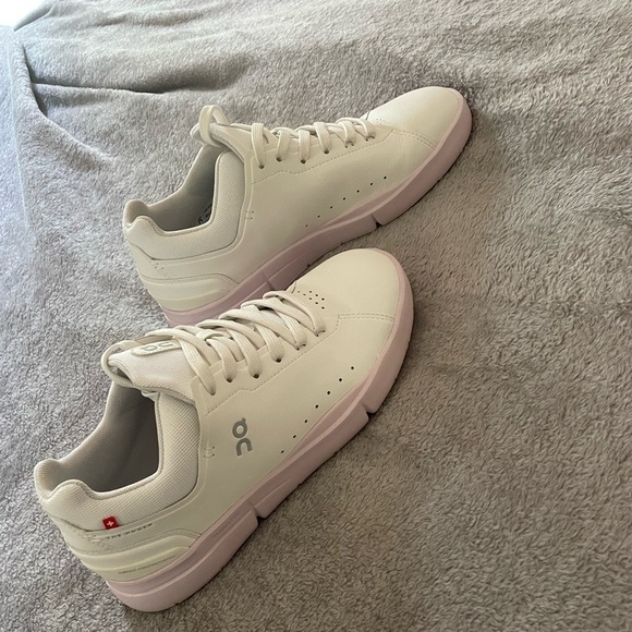 On Cloud Roger’s - Picture 2 of 8